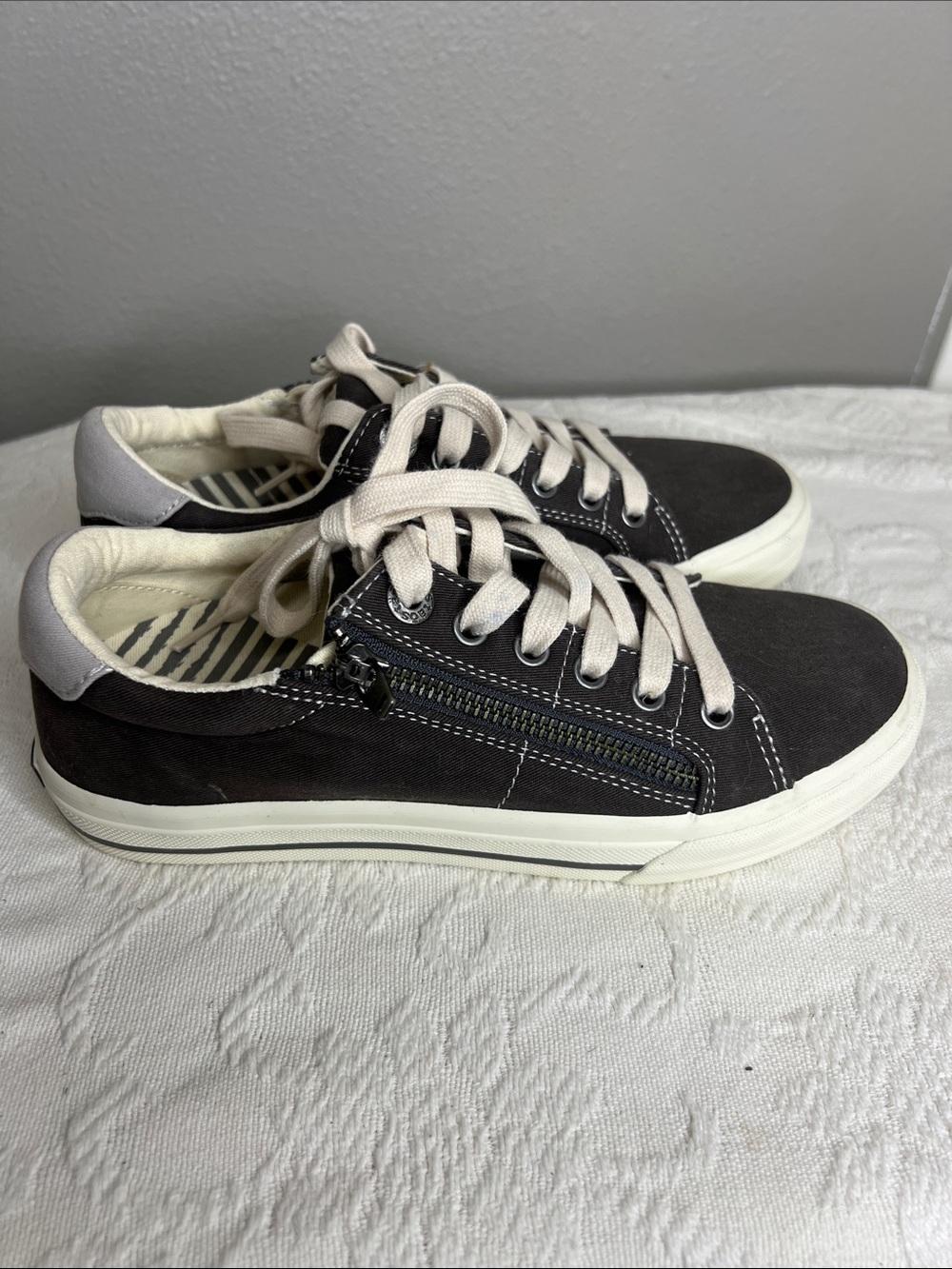Taos Footwear Z Soul Grey and White Low-Top Sneakers with Side Zip Size 6.5